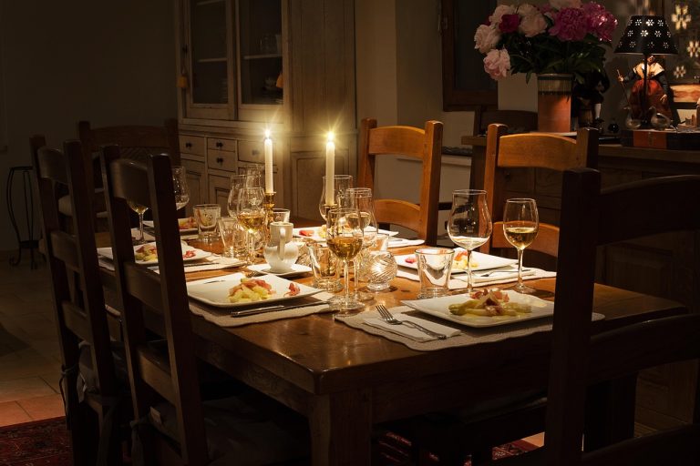 chandlier over diningtable